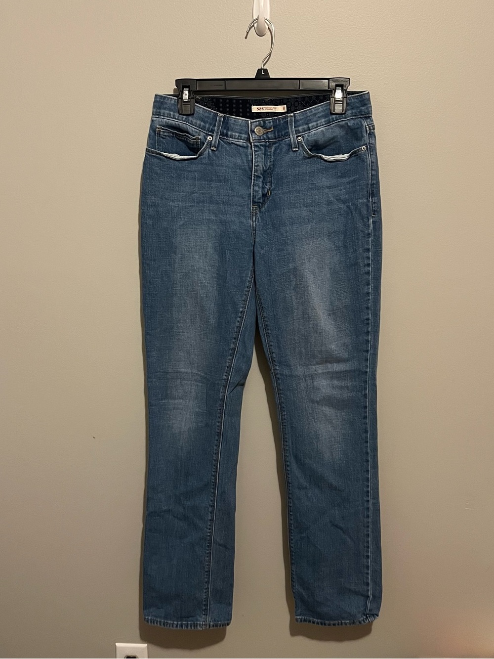 525 Levi’s  Women's Medium Blue Straight-Leg Jeans